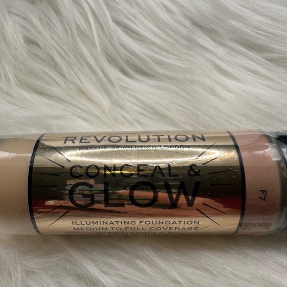 🩵3/$10 Revolution Conceal & Glow Foundation - Warm Tan - Picture 2 of 7